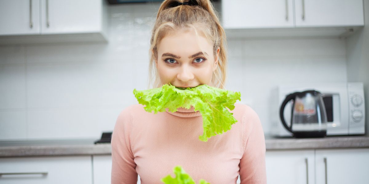 femme mange salade